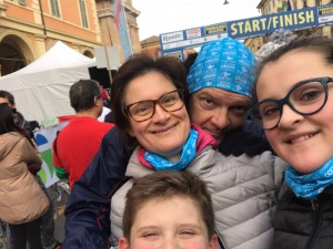 fotografia dei volontari AIMA alla Run4Charity 2017 durante la Maratona di Reggio Emilia