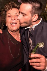 Il nostro familiare Massimo bacia sua mamma Fabrizia nel giorno del suo matrimonio