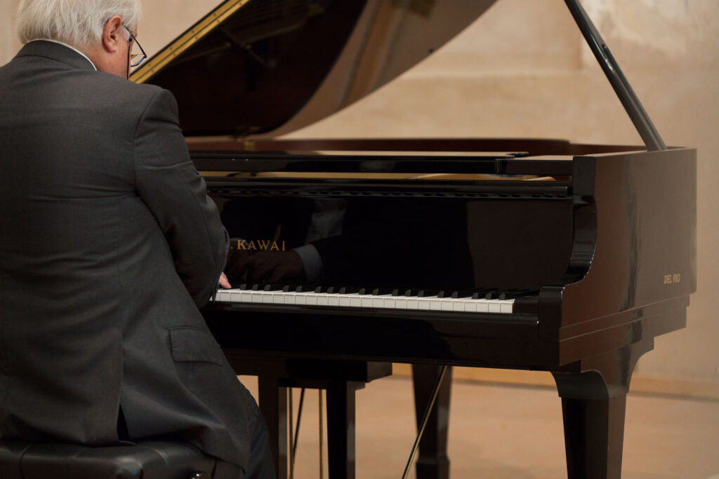Fotografia Roberto Marchesi al pianoforte - concerto a Guastalla per AIMA 3 ottobre 2021