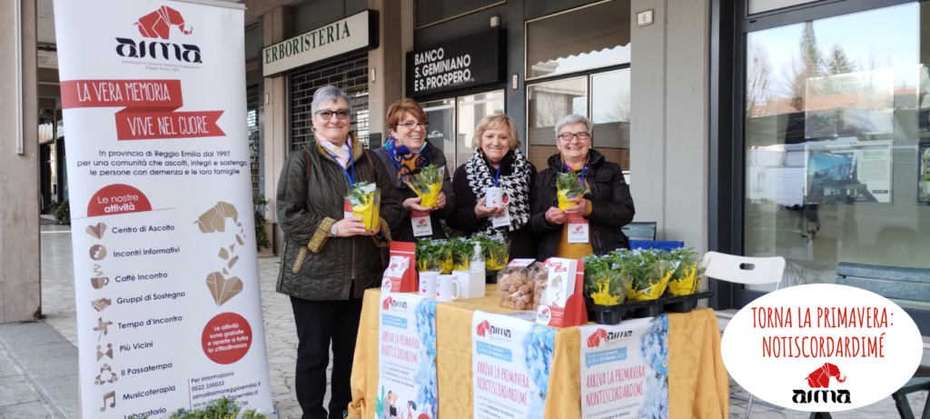 Fotografie campagna Nontiscordardimé 2023 di AIMA Associazione Italiana Malattia di Alzheimer Reggio Emilia - volontari in piazza a San Polo d'Enza