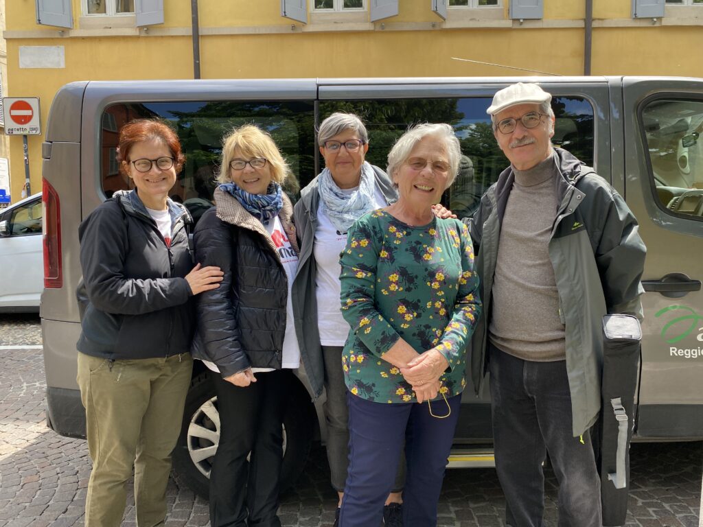 I volontari di AIMA Reggio Emilia, Auser ed Emmaus in piazza Fontanesi per lo stand di raccolta fondi con la Ciambella Luisa - sabato 13 maggio 2023.