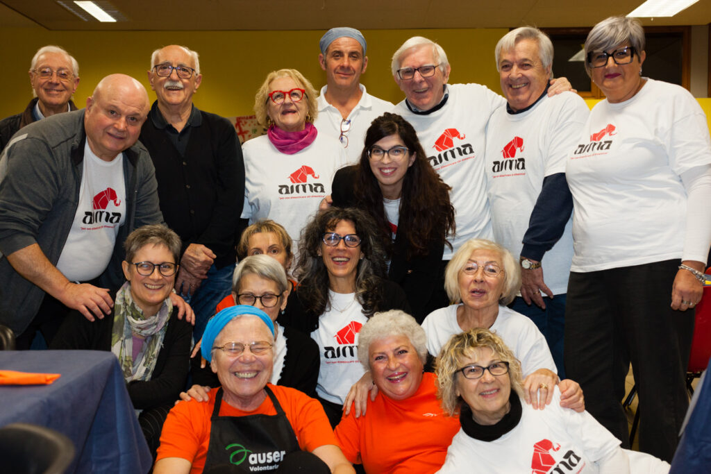 Foto di gruppo dei volontari AIMA, Auser ed Emmaus alla Cena d'Autunno in San Luigi per Tempo d'Incontro venerdì 17 novembre 2023