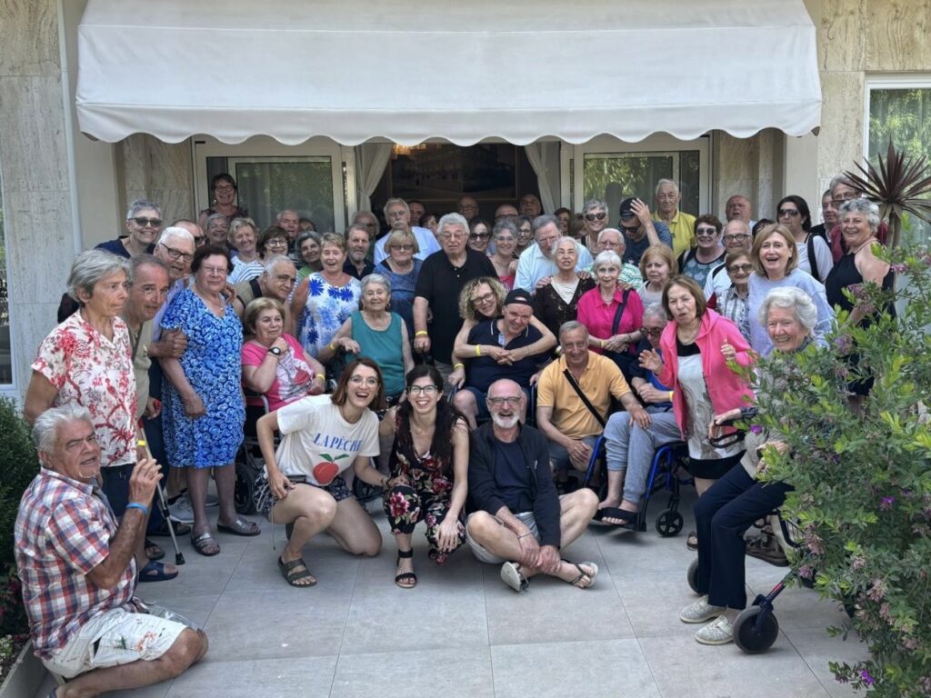 Foto di gruppo | Fotografia della Settimana al Mare per persone con demenza e caregiver di AIMA Reggio Emilia | Pinarella di Cervia 2024 |